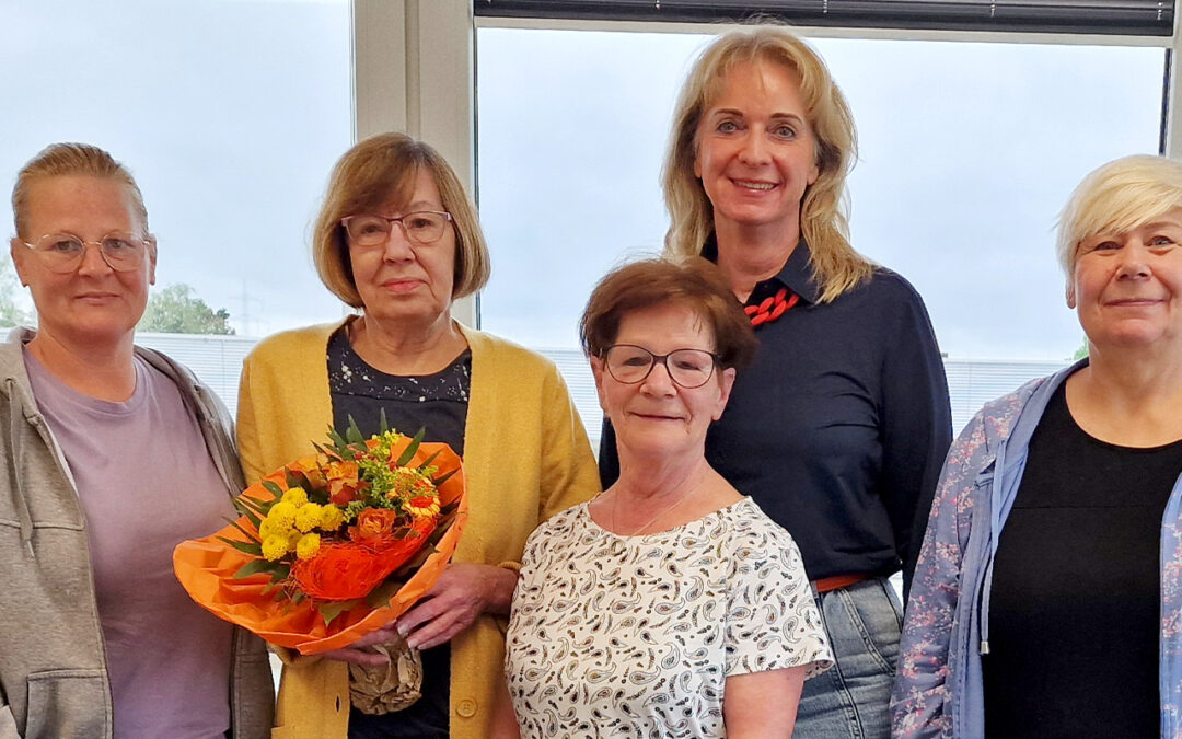 Die RCS-Geschäftsführerin Adelheid Hauschopp-Francke (zweite von rechts) verabschiedete gemeinsam mit dem Reinigungsteam Birgit Overbeck in den Ruhestand.