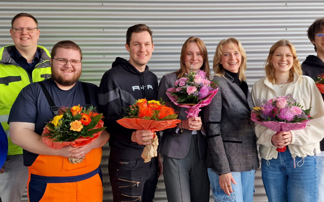 Marcel Freiberg, Robin Hagenmeyer, Marie Brauer, Shiva Sauermann und Elias Diederichs haben ihre Ausbildungen verkürzt abgeschlossen. Die RCS-Geschäftsführerin Adelheid Hauschopp-Francke (mittig) richtete an jeden Absolventen ein paar persönliche Worte. Jessica Böckmann, Uwe Thiel und Nils Jokisch (rechts im Bild) freuten sich über den Erfolg ihrer ehemaligen Azubis.